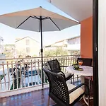And Agiss With Pool Apartment