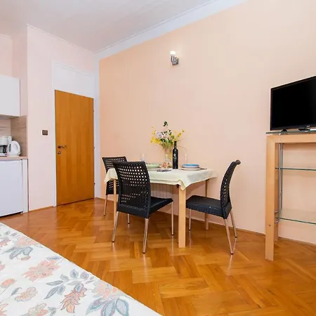 And Agiss With Pool Vodice