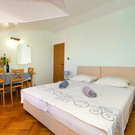 And Agiss With Pool Appartamento