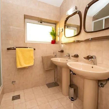 And Agiss With Pool Apartman Vodice