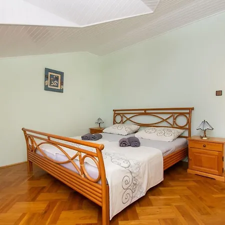 And Agiss With Pool Apartman Vodice