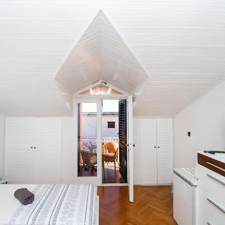 And Agiss With Pool Vodice