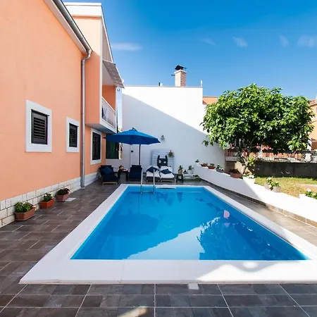 And Agiss With Pool Apartman Vodice