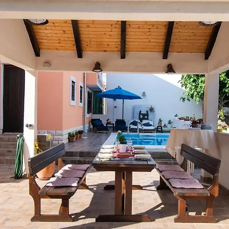 And Agiss With Pool Appartamento Vodice