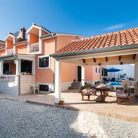 And Agiss With Pool Appartamento Vodice