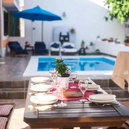 And Agiss With Pool Apartman Vodice