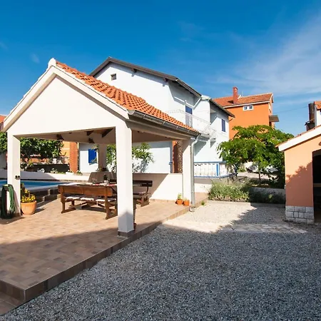 아파트 And Agiss With Pool *