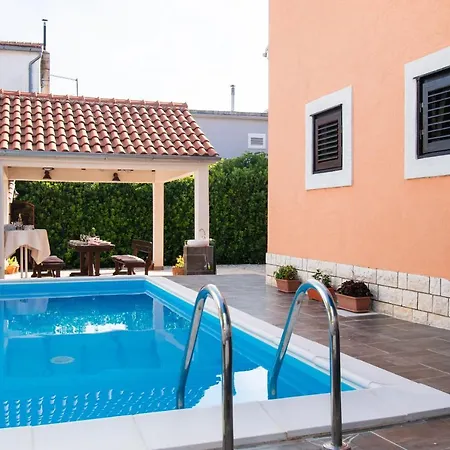 And Agiss With Pool Apartman