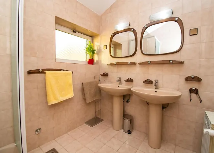 And Agiss With Pool Daire Vodice