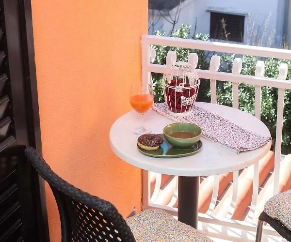 And Agiss With Pool Vodice