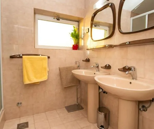 And Agiss With Pool Appartement Vodice