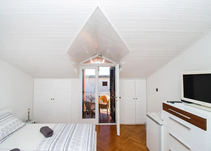 And Agiss With Pool Vodice