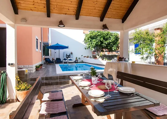 Appartement And Agiss With Pool Vodice