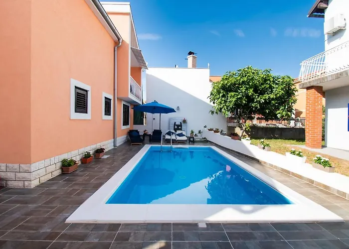 And Agiss With Pool Daire Vodice