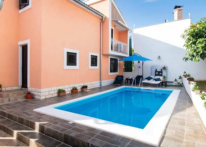 And Agiss With Pool Daire