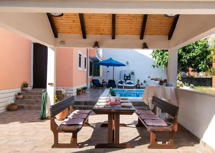 And Agiss With Pool Apartamento Vodice