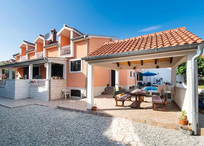 And Agiss With Pool Daire Vodice